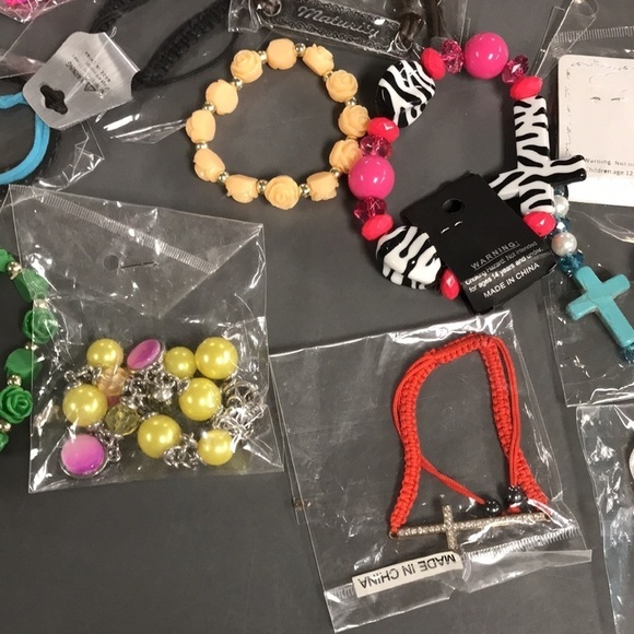 Lot of Costume Jewelry- bracelets - Picture 4 of 12